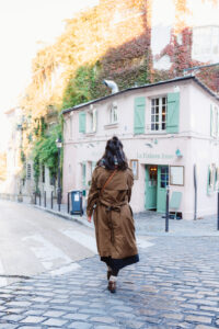 モンマルトルの広場で季節感あふれるスナップ