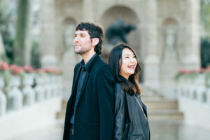 Jardin du Luxembourg 緑と花に囲まれたカップルの写真