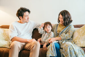 パリ 家族 写真 ご自宅でくつろぐ親子の瞬間