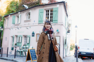 モンマルトルの広場で季節感あふれるスナップ