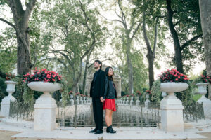 Jardin du Luxembourg 緑と花に囲まれたカップルの写真