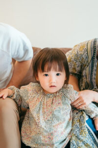 パリ 家族 写真 ご自宅でくつろぐ親子の瞬間