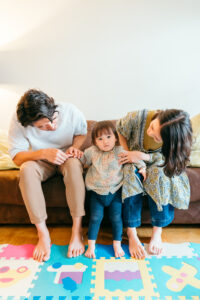 パリ 家族 写真 ご自宅でくつろぐ親子の瞬間