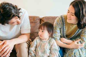 パリ 家族 写真 ご自宅でくつろぐ親子の瞬間