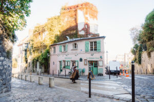 モンマルトルの広場で季節感あふれるスナップ