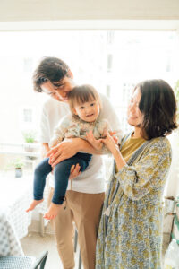 パリ 家族 写真 ご自宅でくつろぐ親子の瞬間