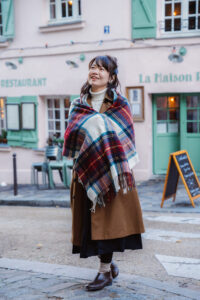 モンマルトルの広場で季節感あふれるスナップ