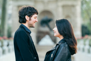Jardin du Luxembourg 緑と花に囲まれたカップルの写真
