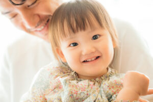 パリ 家族 写真 ご自宅でくつろぐ親子の瞬間