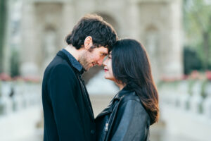 Jardin du Luxembourg 緑と花に囲まれたカップルの写真