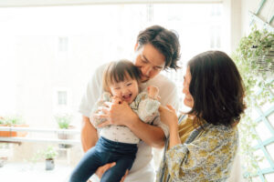 パリ 家族 写真 ご自宅でくつろぐ親子の瞬間