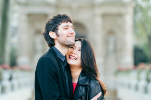 Jardin du Luxembourg 緑と花に囲まれたカップルの写真