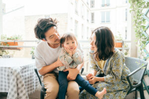 パリ 家族 写真 ご自宅でくつろぐ親子の瞬間