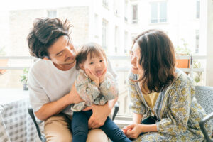 パリ 家族 写真 ご自宅でくつろぐ親子の瞬間