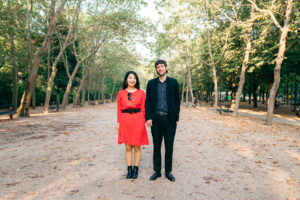 パリ リュクサンブール公園 カップルフォト 朝の光と緑