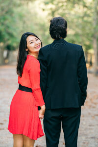 パリ リュクサンブール公園 カップルフォト 朝の光と緑