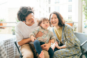 パリ 家族 写真 ご自宅でくつろぐ親子の瞬間