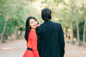 パリ リュクサンブール公園 カップルフォト 朝の光と緑