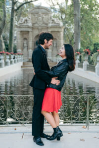 Jardin du Luxembourg 緑と花に囲まれたカップルの写真