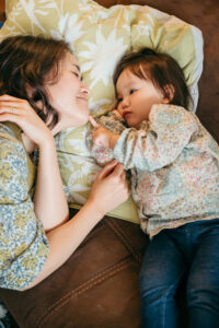 パリ 家族 写真 ご自宅でくつろぐ親子の瞬間