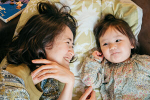 パリ 家族 写真 ご自宅でくつろぐ親子の瞬間