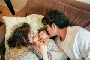 パリ 家族 写真 ご自宅でくつろぐ親子の瞬間