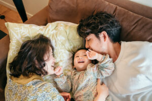 パリ 家族 写真 ご自宅でくつろぐ親子の瞬間