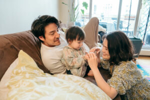 パリ 家族 写真 ご自宅でくつろぐ親子の瞬間