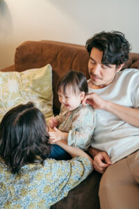 パリ 家族 写真 ご自宅でくつろぐ親子の瞬間