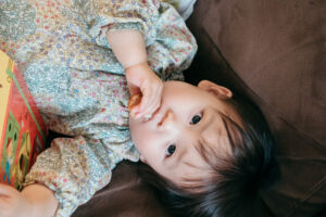 パリ 家族 写真 ご自宅でくつろぐ親子の瞬間