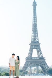 パリ トロカデロ広場を散歩するカップルの前撮り写真 自然な笑顔