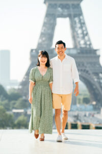 パリ トロカデロ広場を散歩するカップルの前撮り写真 自然な笑顔