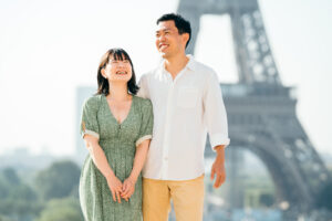 パリ トロカデロ広場を散歩するカップルの前撮り写真 自然な笑顔