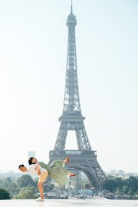 パリ トロカデロ広場を散歩するカップルの前撮り写真 自然な笑顔