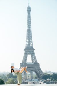 パリ トロカデロ広場を散歩するカップルの前撮り写真 自然な笑顔