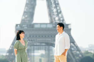 パリ トロカデロ広場を散歩するカップルの前撮り写真 自然な笑顔
