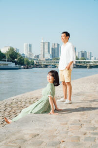 パリ トロカデロ広場を散歩するカップルの前撮り写真 自然な笑顔