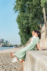 パリ トロカデロ広場を散歩するカップルの前撮り写真 自然な笑顔