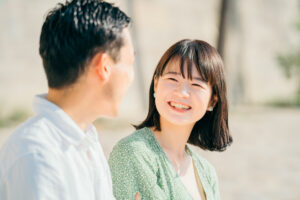 パリ トロカデロ広場を散歩するカップルの前撮り写真 自然な笑顔