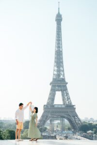 パリ トロカデロ広場を散歩するカップルの前撮り写真 ダンス