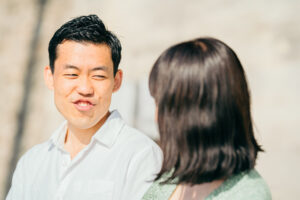 パリ トロカデロ広場を散歩するカップルの前撮り写真 自然な笑顔