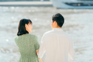 パリ セーヌ川を散歩するカップルの前撮り写真 自然な笑顔