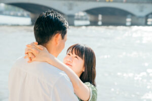 パリ セーヌ川を散歩するカップルの前撮り写真 自然な笑顔