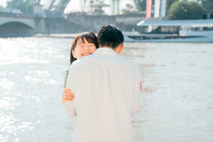 パリ セーヌ川を散歩するカップルの前撮り写真 自然な笑顔
