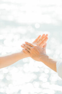 パリ セーヌ川を散歩するカップルの前撮り写真 指輪