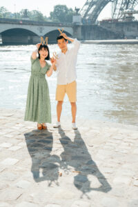 パリ セーヌ川を散歩するカップルの前撮り写真 自然な笑顔