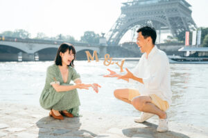 パリ セーヌ川を散歩するカップルの前撮り写真 自然な笑顔