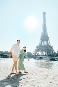 パリ セーヌ川を散歩するカップルの前撮り写真 自然な笑顔