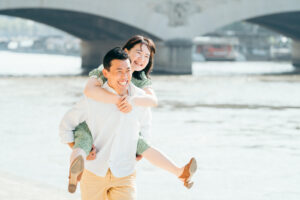 パリ セーヌ川を散歩するカップルの前撮り写真 自然な笑顔