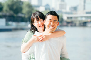 パリ セーヌ川を散歩するカップルの前撮り写真 自然な笑顔